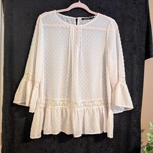 Chic Ivory Lace Accent Blouse. Size Small